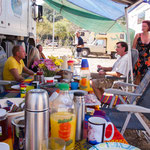 ....mit handgemalten Eiern und vielen Leckereien.....