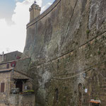 Wie solche Mauern im Mittelalter gebaut werden konnten ist ein Rätsel