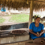 ....Eladios älteste Tochter beim Kakao Bohnen rösten....