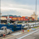 ....immer 2 Schiffe befahren die Schleuse parallel - in die gleiche Richtung....