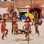 Tänze der indigenen Bevölkerung vor der Kathedrale