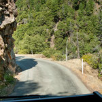 Die Strasse wir eng und oft waren Felsen gefährlich nahe