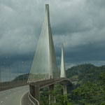Die neue Brücke "Puente Centenario" über den Kanal....