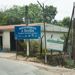 "König Wowereit" heißt seine Besucher am neuen Flughafen willkommen - leider in der falschen Sprache