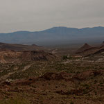 Fahrt durch die Berge bei Oatman - im Hintergrund das Colorado Tal
