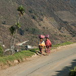 In Guatemala werden die Lasten auf oder mit dem Kopf getragen.....