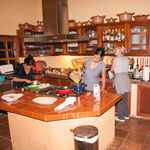 Rita und Sonja und Alde bereiten den Spätzleteig vor....