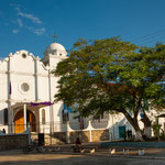 ....die Kathedrale erinnert an eine griechische Kirche.....