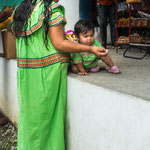 ....viele mit ihren tollen bunten Gewändern.....