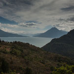 Blick auf die Vulkane beim Lago de Atitlan.....