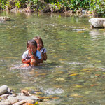 ....wenn wir unterhalb des Waschplatzes baden sind wir gleich sauber....