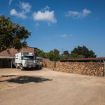 Der private Parkplatz - auch lärmgeschützt hinter einer Mauer.....