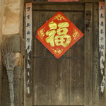 ....bunte Türen mit guten Wünschen und Glückssymbolen.....