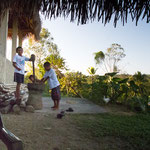 ....die Jungs dreschen Reis - wie vor 1.000 Jahren....