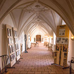 ...diese Innenräume beherbergen eine Ausstellung...