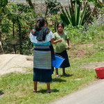 Eindrücke von der Fahrt - diese Damen warten auf den Bus.....