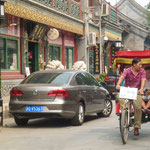 ....Rikschas neben Rolls-Royce.....