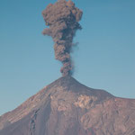 ....hier schon mit einem gewaltigen Asche- und Staubpilz....