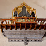 Auch diese filigrane Orgel hängt hoch untern Kirchendach