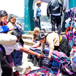 ....auch die Einheimischen kaufen und feilschen....