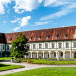 ....einfach riesige Gebäude - diese hier wird als Musikschule genutzt...