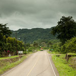 ....bunte Überlandbusse verbinden die Städtchen.....