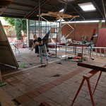 Rita beim aufräumen am Abend