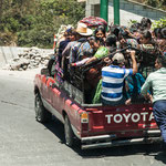 Man glaubt es nicht wie viel Menschen auf einen pick-up passen....