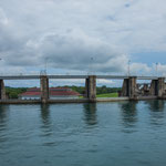 .....die verhältnismässig kleine Staumauer.....