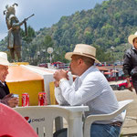 ....während die Männer trinken und palavern.....