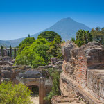 ....und hinter den Ruinen die Zeremonienmeister