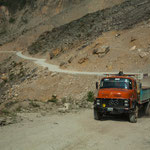 ....und hat die Strasse und alles war drauf war komplett mitgenommen.....