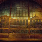 der 20 Tonnen schwere Tiffany Vorhang (öffnet nach oben)