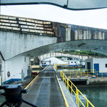 ...diese Minibrücke über die Schleuse - da passen wir gerade drauf und durch....