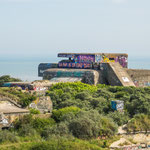 diese furchtbaren Bunker wurden als Mahnmale bunt bemalt