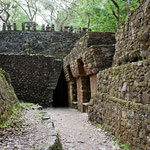 Ein paar der Gebäude können auch von innen besucht werden - aber es ist rabenschwarz