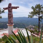 Hoch über der Stadt die 20 m hohe Christusstatue - Rio lässt grüßen