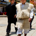 ....die Männer tragen Wollumhänge: schwarz oder weiß.....