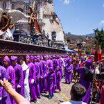 ....und die riesigen und schweren Altäre werden von Menschen geschleppt....