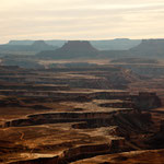 rechts der Colorado und im Hintergrund "mesas"
