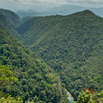 ganz tief unten der türkisblaue Rio Euseba