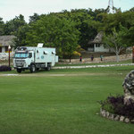 der schöne Platz mit sehr gepflegter Wiese.