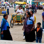 ....die verschiedenen Volksgruppen tragen verschiedene Trachten....