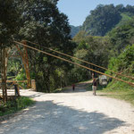 Unter diesen Spannseilen muss man durch und dann scharf rechts......