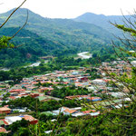 ....Orosi ist umrahmt von hohen, grünen Bergen