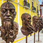 ein lokaler Künstler stellt in einer Fussgängerzone aus