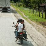 ....unglaublich aber hier sitzen 6 Menschen auf diesem moped....