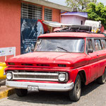 ....dieser Chevy Baujahr führt sein Künstlerpaar durch Süd- u Nordamerika....