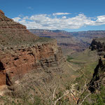 ... rechts die erste Hütte, aber der Weg geht noch weit runter....