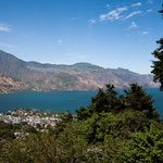 ....mit tollem Blick über diesen einmaligen Vulkansee.